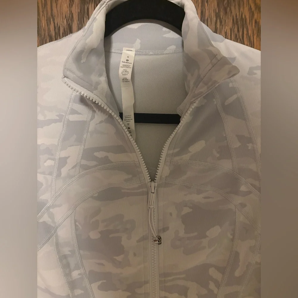 Lululemon Define jacket in Light Gray and white Camo pattern. - Picture 12 of 16
